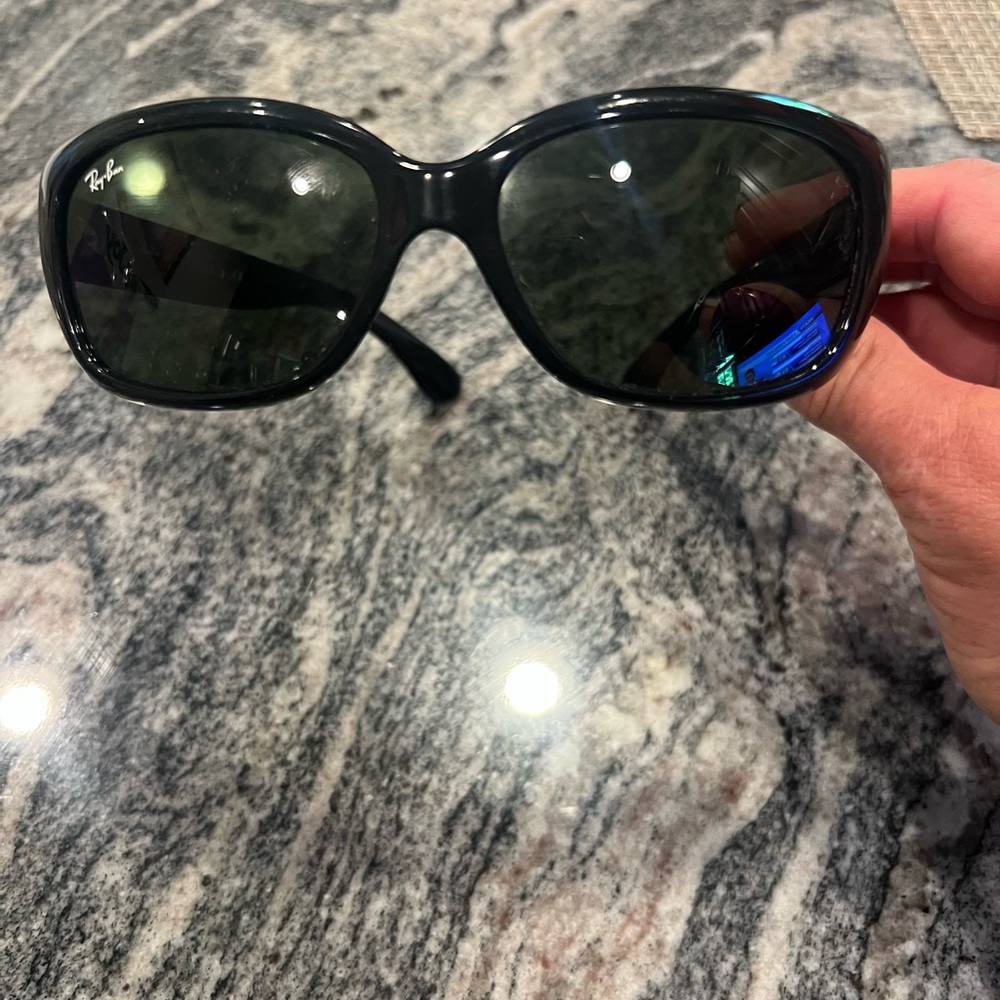 Ray-Ban Black Sunglasses Sleek Design with Protective Lenses